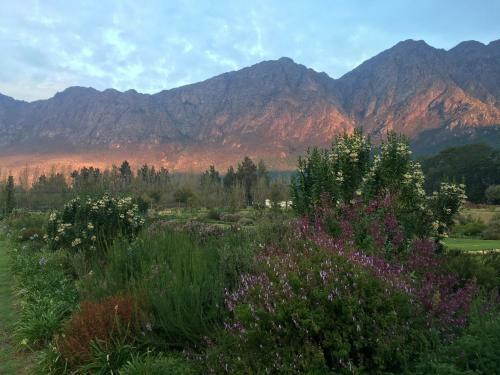 Hostal The Terraces @ Chambray Estate