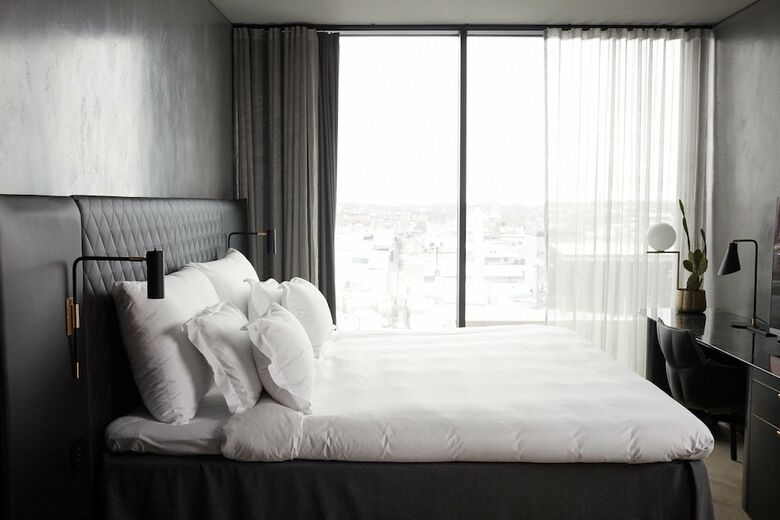 Hotel At Six