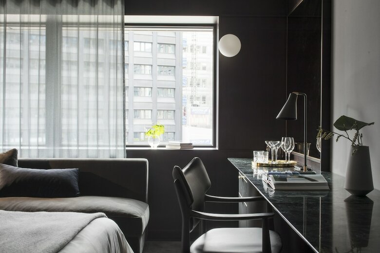Hotel At Six