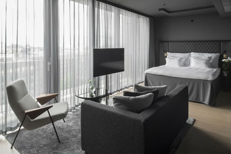 Hotel At Six