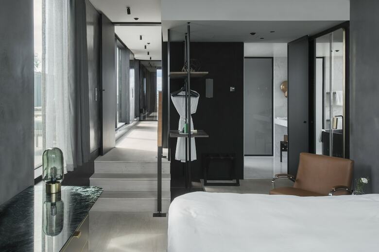 Hotel At Six