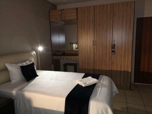 Hostal Rose Garden Overnight Stay