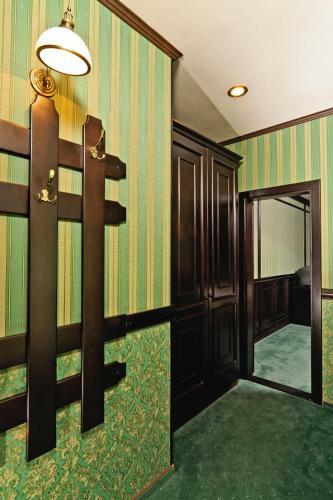 Attache Hotel