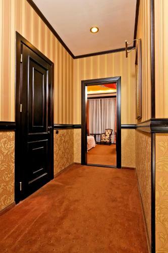 Attache Hotel