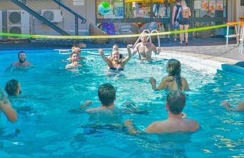 Youth Shack Backpackers - Hostel