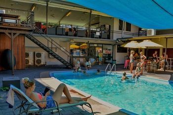 Youth Shack Backpackers - Hostel