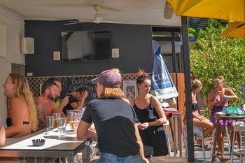 Youth Shack Backpackers - Hostel