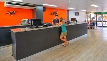 Youth Shack Backpackers - Hostel