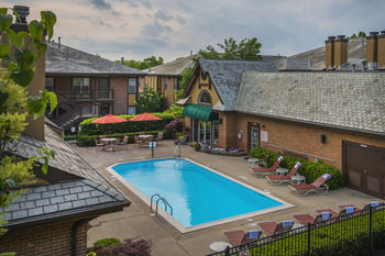 Hotel Cloverleaf Suites