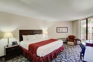 Paramount Plaza Hotel & Suites