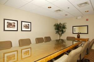 Paramount Plaza Hotel & Suites