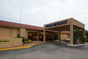 Paramount Plaza Hotel & Suites