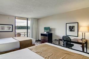 Paramount Plaza Hotel & Suites