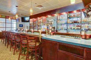 Paramount Plaza Hotel & Suites