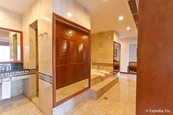 Hotel Waterfront Airport  Mactan
