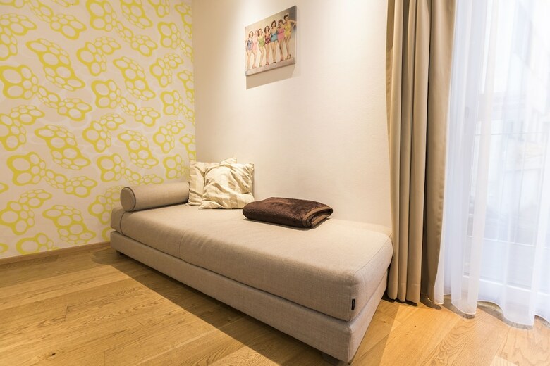 Room 5 Apartments