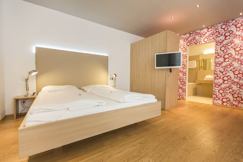 Room 5 Apartments