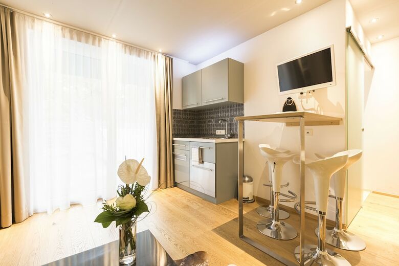 Room 5 Apartments