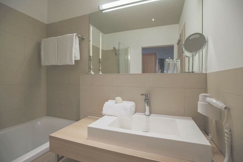 Room 5 Apartments
