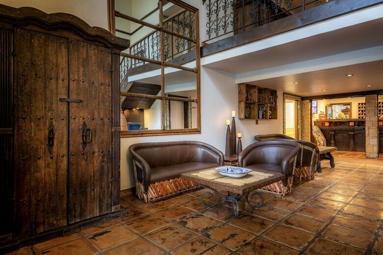 Pepper Tree Hotel