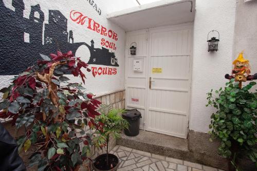 Hostel Mirror