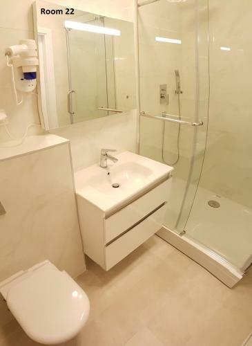Hostal Promenade Inn
