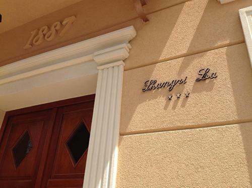 Hostal Shangri La Mansion