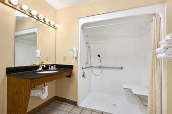 Hotel Baymont Inn And Suites Forest City