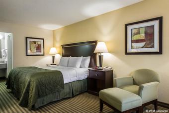 Hotel Clarion Inn & Suites