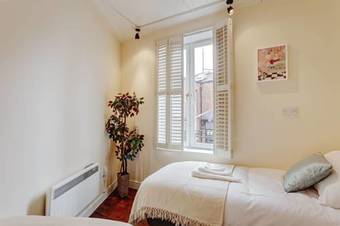 Temple Bar, Essex Street, Apartments