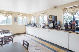 Super 8 Westbrook Hotel