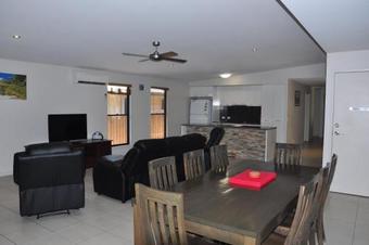 Apartamento 12 Satinwood Drive - Family Home With Swimming Pool Located In Natural Bushland And Close To Beach