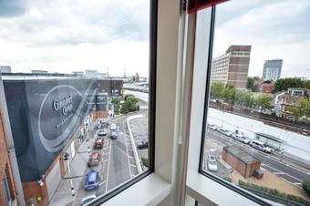 Gunwharf Quays Chic Apartment