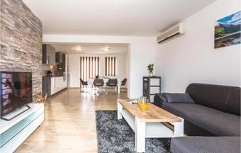 Three-bedroom Holiday Home In Glavina Donja