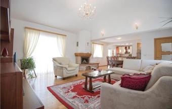Four-bedroom Holiday Home In Zmijavci