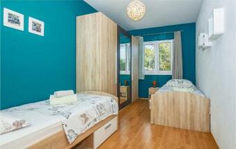 Three-bedroom Holiday Home Omis With An Outdoor Swimming Pool 08