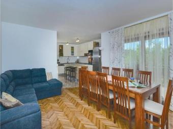 Seven-bedroom Holiday Home In Trilj