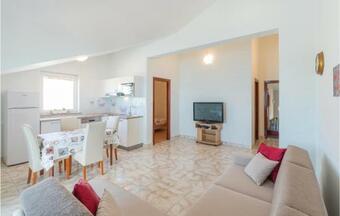 One-bedroom Apartment In Povljana