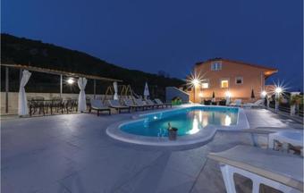 Five-bedroom Holiday Home In Sinj