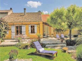 Three-bedroom Holiday Home In Pernes Les Fontaines