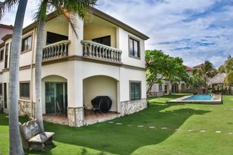 Villas Iguana A-8 Beachfront Condo