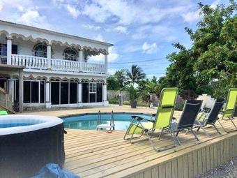 Hostal Arms Of Charms Guesthouse