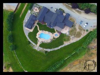 Bed & Breakfast Lake's Edge Tuscan Lodge