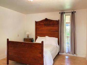 Hand-built Cabin W/ Outdoor Soaking Tub Overlooking Courtyard, Walk To Beach