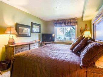 Lazy On The Lakefront (f205)