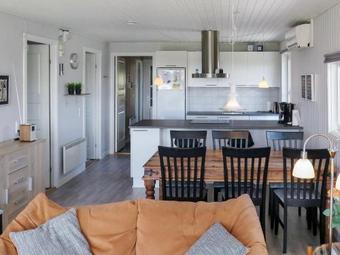 Three-bedroom Holiday Home In Harbo�re 11