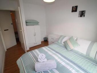 Cosy Central Apartment With Parking