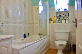 2 Bedroom Apartment With Free Parking Sleeps 4