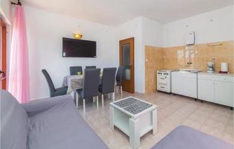 Three-bedroom Apartment In Okrug Donji