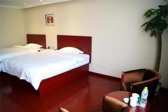 Greentree Inn Henan Zhumadian Xincai Yueliang Bay Business Hotel.